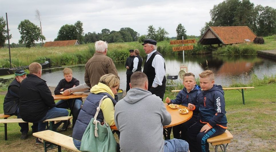 Der Moorbauernmarkt auf dem urigen Torfhafengelände war trotz nass kalter Temperaturen ein beliebtes Ausflugsziel für die ganze Familie. Mächtig ins Schwitzen geriet Kreuzkuhlenwirt Heino Lütjen (kleines Foto links) beim Bierzapfen für seine zahlreichen Gäste, die sich an neben dem kühlen Blonden über die kulinarischen Spezialitäten freuten. Fotos: im