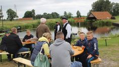 Der Moorbauernmarkt auf dem urigen Torfhafengelände war trotz nass kalter Temperaturen ein beliebtes Ausflugsziel für die ganze Familie. Mächtig ins Schwitzen geriet Kreuzkuhlenwirt Heino Lütjen (kleines Foto links) beim Bierzapfen für seine zahlreichen Gäste, die sich an neben dem kühlen Blonden über die kulinarischen Spezialitäten freuten. Fotos: im