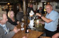 Der Moorbauernmarkt auf dem urigen Torfhafengelände war trotz nass kalter Temperaturen ein beliebtes Ausflugsziel für die ganze Familie. Mächtig ins Schwitzen geriet Kreuzkuhlenwirt Heino Lütjen (kleines Foto links) beim Bierzapfen für seine zahlreichen Gäste, die sich an neben dem kühlen Blonden über die kulinarischen Spezialitäten freuten. Fotos: im