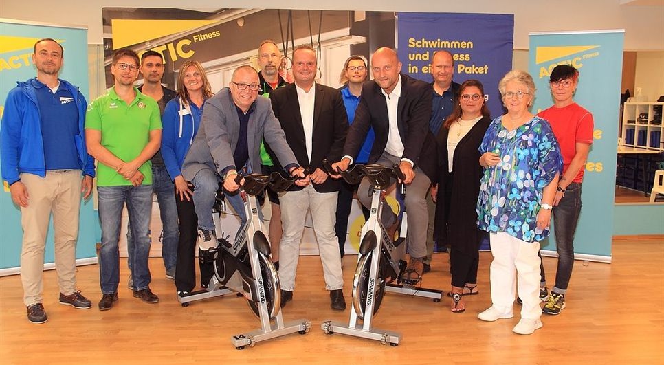 Zu einer kleinen Feierstunde trafen sich Kooperationspartner und Vertreter der Stadt mit den Betreibern des Actic-Fitness-Sportstudios im Delphino-Anbau.  Foto: ls