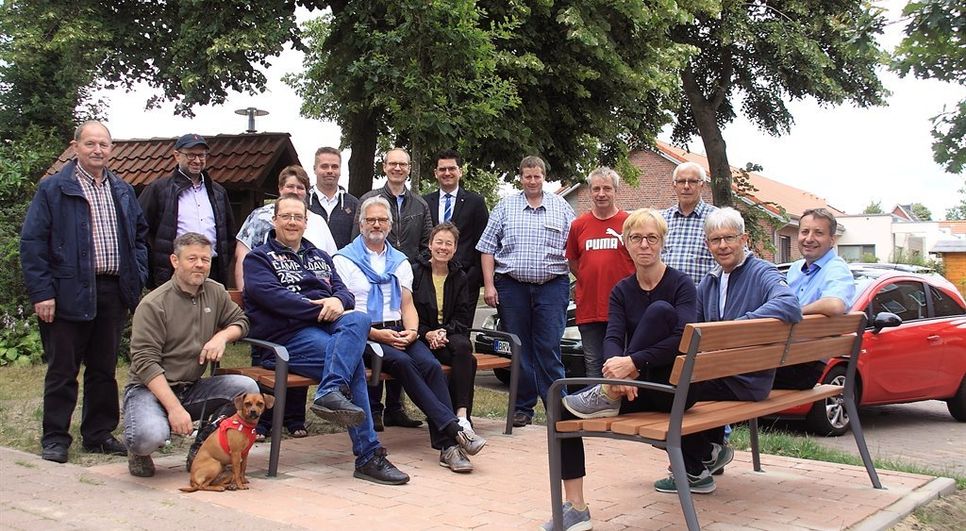 Sponsoren, Unterstützer und Vertreter der Gemeinde waren sich einig: Auf diesen Bänken ist gut sitzen und verweilen im Oereler Dorfkern.  Foto: ls