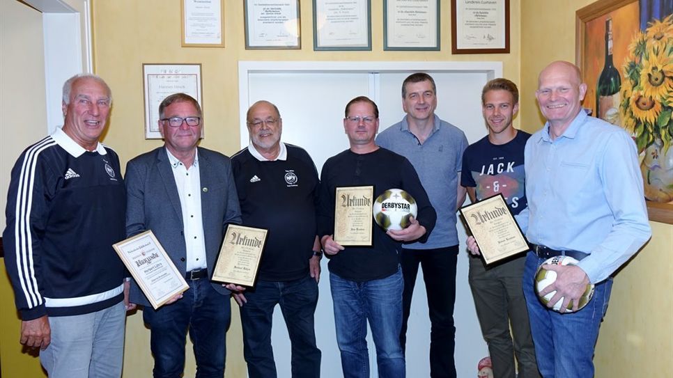 Besuch vom Niedersächsischen Fußballverband aus Cuxhaven: Walter Kopf (1.v.l.) und Heiko Wiehn (3.v.l.) gratulierten den Vorstandsmitgliedern Herbert Lührs, Uwe Louwes , Ralf Cordes, Niels Bardenhagen und Urban Louwes.  Foto: khe