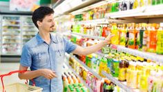 Glas, Plastik, Dose oder Verbundstoff? Viele Verbraucher sind verunsichert, welche Getränkeverpackung am besten für die Umwelt ist. Foto: djd/Emil die Flasche/Korta - stock.adobe.com