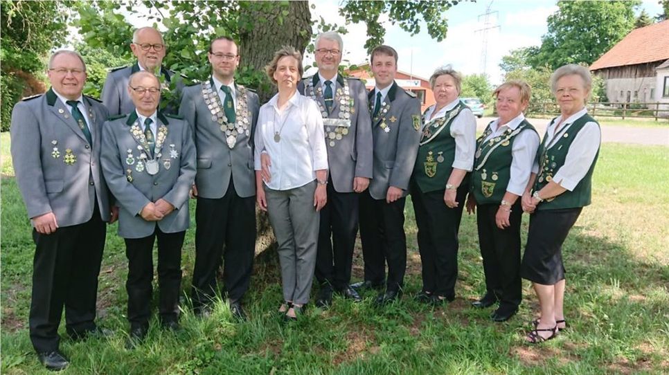 Das Königshaus Huxfeld: Erster Vorsitzender Ulrich Hartwig, Kaiser Joachim Schneider (vorne), Ehrenvorsitzender Heinz Warnken (hinten), Vizekönig Marcel Meyer-Klenke, Königin Ilse Horstmann, Schützenkönig Thomas Horstmann, Adjudant Florian Köster, Damenkönigin Heide Garms, Adjudantin Agathe Meyer, Vizekönigin Irmi Vorrath (v. li.).  Foto: eb