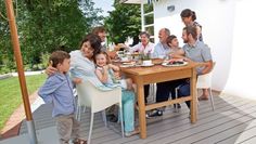 Hell, freundlich und ohne großen Pflegeaufwand - so wünschen sich viele Menschen ihre Terrasse. Foto: djd/NATURinFORM