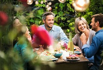 Ob man über die Gartenparty im Nachinein noch lange spricht, hängt von der Vorbereitung ab. Foto: djd/ESPRIT/Frog/Shutterstock