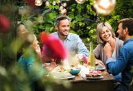 Ob man über die Gartenparty im Nachinein noch lange spricht, hängt von der Vorbereitung ab. Foto: djd/ESPRIT/Frog/Shutterstock