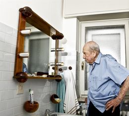 Kein altersgerechtes Badezimmer: Nur 17% geben in einer forsa-Umfrage an, ihr Bad sei altersgerecht. Foto: Adobe Stock/ T. Lizzul