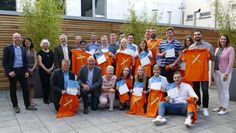 Stolz präsentieren die Auszubildenden und Ausbilder ihre Europässe.  Foto: Grimm