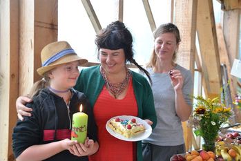 Die neunjährige Jujja, Sara Schwienbacher (Kunstschule Paula) und Katharina Ritter (Künstlerhäuser Worpswede) haben Spaß beim Sommerfest. Foto: ui
