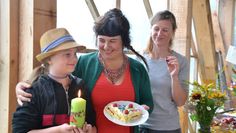 Die neunjährige Jujja, Sara Schwienbacher (Kunstschule Paula) und Katharina Ritter (Künstlerhäuser Worpswede) haben Spaß beim Sommerfest.  Foto: ui