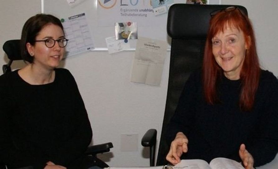 Das Team der Teilhabeberatung Aller-Weser-Wümme e.V. in Lilienthal. Hier stehen den Ratsuchenden die Psychologin Christiane Stöckler und die Juristin und Sozialpädagogin Karen v. Grote (v. li.) zur Verfügung. Karen v. Grote berät Hilfesuchende jetzt auch im Osterholzer Rathaus.