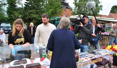 Die Einrichtungsleiterin Monika Wegner kaufte im Namen des Seniorendomizils „Haus am Park“ gleich sechs Kuchen und spendete 150 Euro für die Aktion von RTL II. Foto: uml
