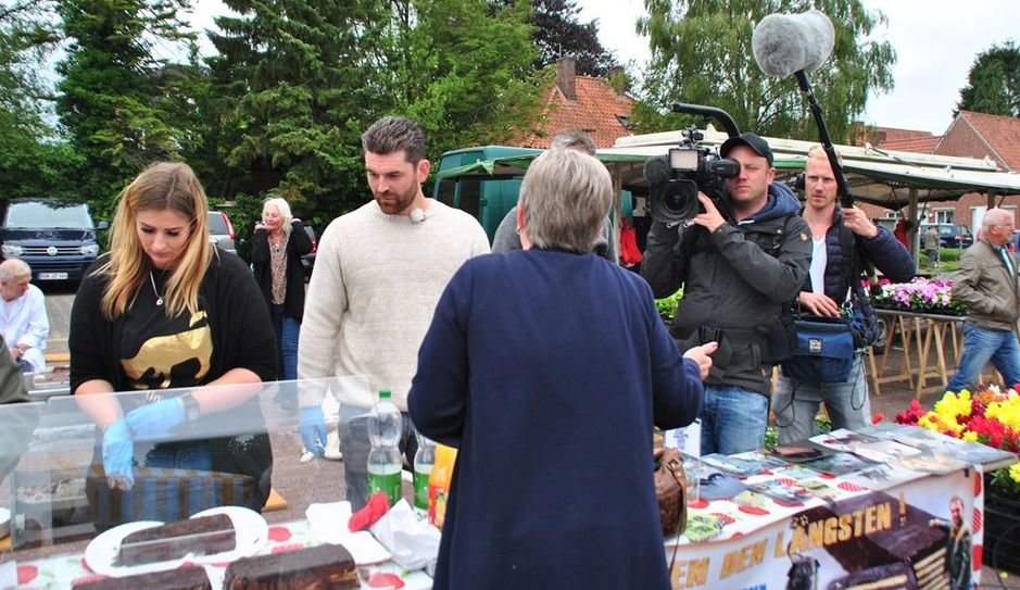 Die Einrichtungsleiterin Monika Wegner kaufte im Namen des Seniorendomizils „Haus am Park“ gleich sechs Kuchen und spendete 150 Euro für die Aktion von RTL II. Foto: uml