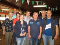 Die Gewinner vom Katerschießen von links Annelie Kaworski, Jens Naujoks, Daniela Bamberg, Katerkönigin Nadine Ehlers, Horst Sombetzki-Kremkow, Helmut Harms, Rainer Gerdes und Hansi Rösner. Foto: eb