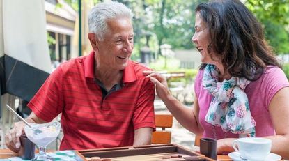 Alles andere als Pflege: Senioren-Assistenten aktivieren Körper und Geist, beispielsweise bei einem gemeinsamen Gesellschaftsspiel. Foto: djd/Büchmann/Seminare/M. Hänisch