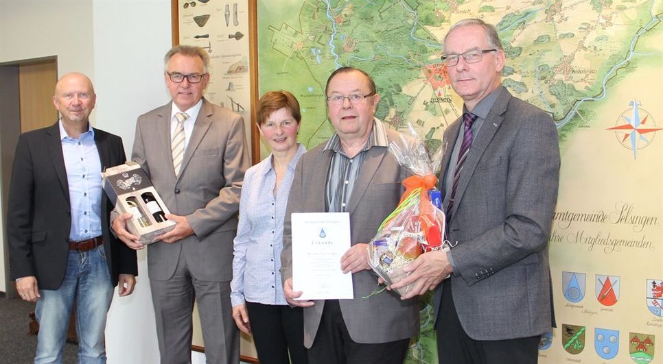 Ein wichtiges Ehrenamt geht in neue Hände: Samtgemeindebürgermeister Gerhard Kahrs (r.) und Hauptamtsleiter Michael Hannebacher (l.) verabschiedeten Berthold Cordes (2.v.r.), hier mit seiner Frau Angelika, als Schiedsmann. Sein Nachfolger wurde nach einstimmigen Ratsbeschluss Heinrich Schmidt (2.v.l.).  Foto: ue