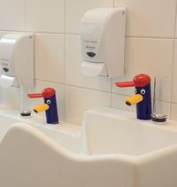Die lustigen Wasserhähne sind ein nettes Detail im Sanitärbereich ud werden den Kindern viel Freude beim Händewaschen bereiten.