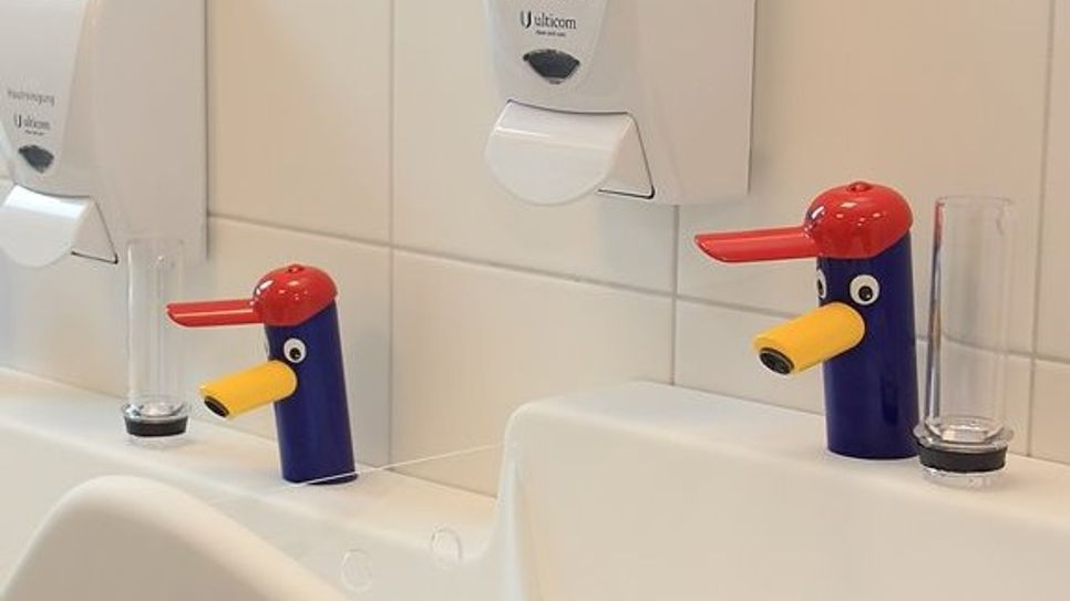 Die lustigen Wasserhähne sind ein nettes Detail im Sanitärbereich ud werden den Kindern viel Freude beim Händewaschen bereiten.