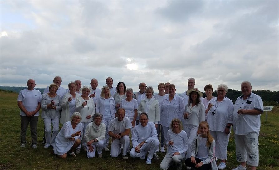 Der Vorsitzende der Bullenbargers, Hartmut Tiedemann (r.), freut sich über den großen Zuspruch zum White Dinner auf dem Bullenberg. Foto: uml