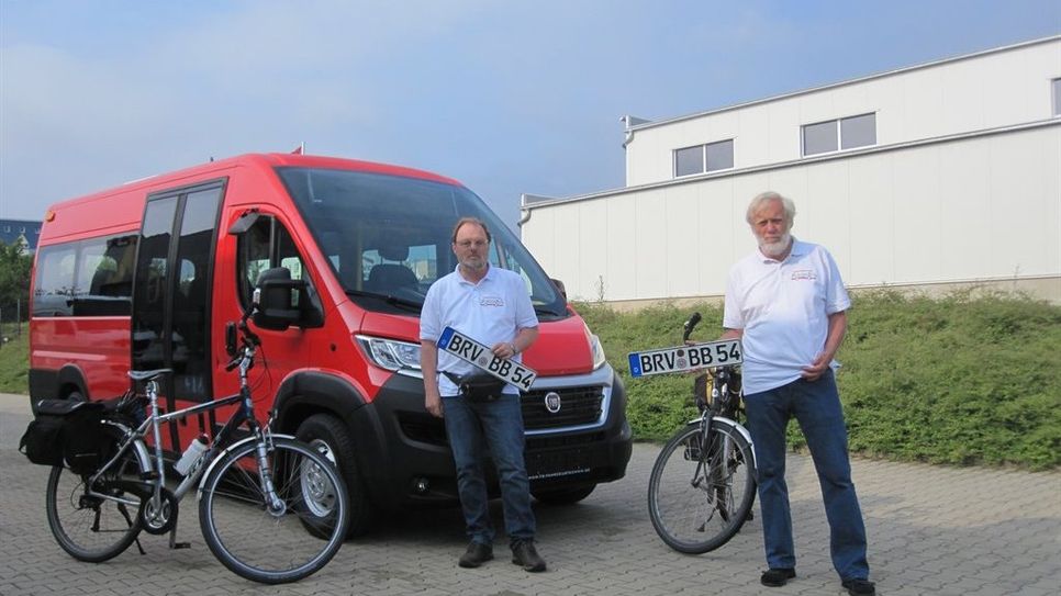 Dr. Michael Obladen (l.) und Rolf Hüchting vom Vorstand des Bürgerbusvereins holten das neue gefährt aus Weida in Thüringen ab und testeten auch gleich die Fahrradsicherung im Bus. Foto: eb