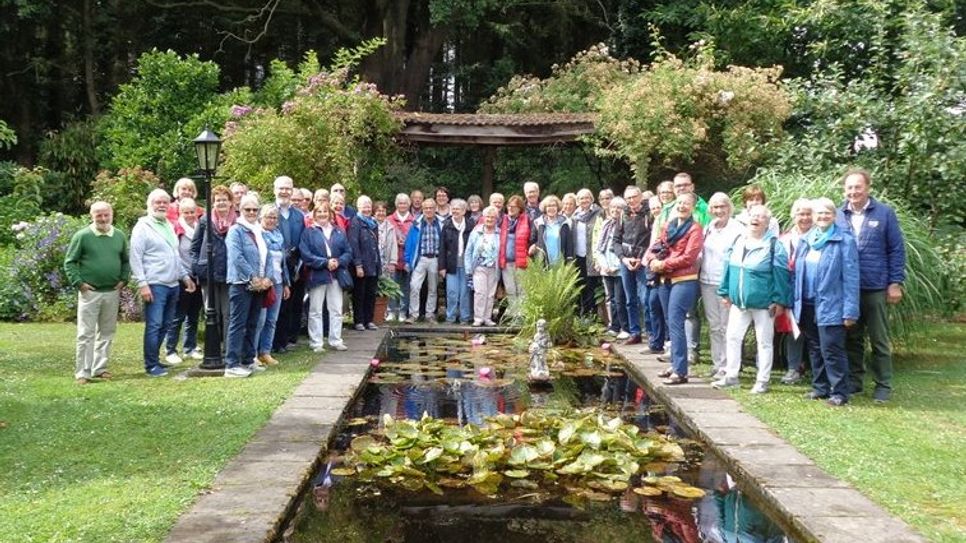 Die Mitglieder des Kneipp-Vereins konnten unter anderem den wunderschönen Landhausgarten in Aurich entdecken.   Foto: eb