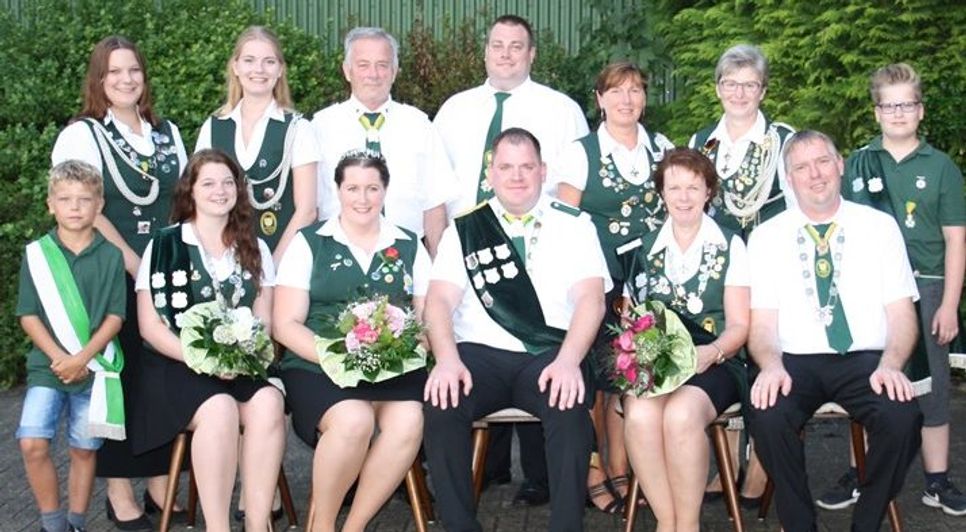 Noch dürfen sie ihren Königstitel tragen. Doch am kommenden Wochenende werden neue Majestäten auf dem Schützenfest in Farven gesucht. Foto: eb