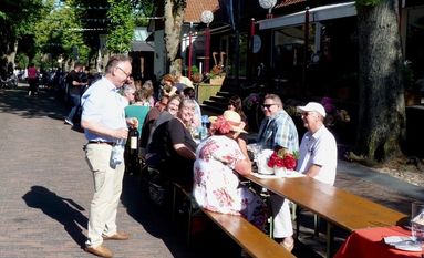 Bürgermeister Stefan Schwenke bedient seine „Bürger/innen“. Foto: akl
