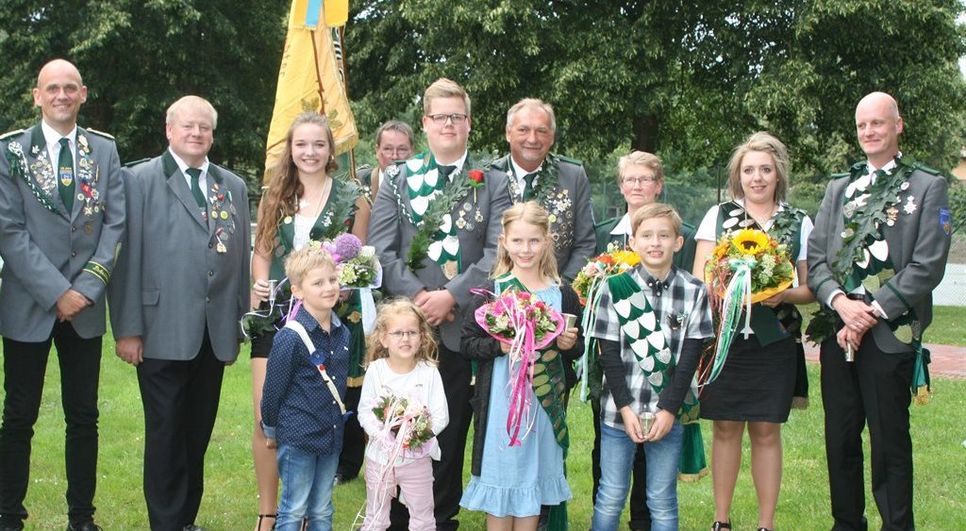 Präsident Lutz Mangels (l.) und Bürgermeister Manfred Knust (2.v.l.) mit der Lamstedter Königsfamilie 2019/2020.  Foto: sla