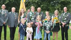 Präsident Lutz Mangels (l.) und Bürgermeister Manfred Knust (2.v.l.) mit der Lamstedter Königsfamilie 2019/2020.  Foto: sla