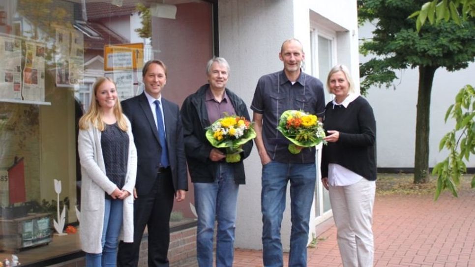 Der ANZEIGER verschenkt auch Blumen an Männer. Von links: Lena Schmidt (ANZEIGER), Jens Themsen (Volksbank), Jörn Reuter, Heiko Meyer und Anja Kalski (ANZEIGER).  Foto: pvio