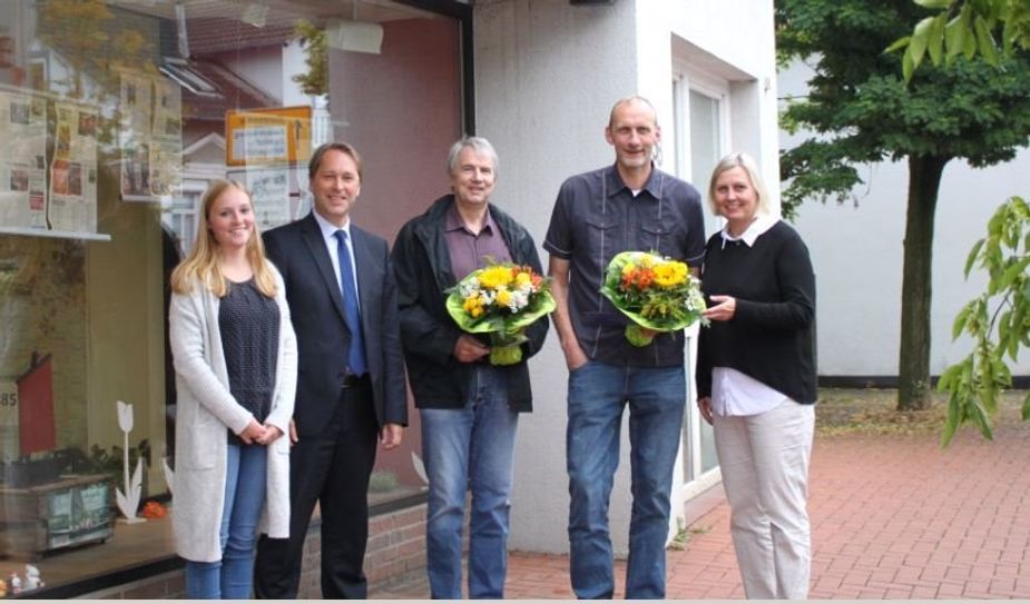 Der ANZEIGER verschenkt auch Blumen an Männer. Von links: Lena Schmidt (ANZEIGER), Jens Themsen (Volksbank), Jörn Reuter, Heiko Meyer und Anja Kalski (ANZEIGER).  Foto: pvio
