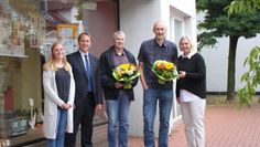 Der ANZEIGER verschenkt auch Blumen an Männer. Von links: Lena Schmidt (ANZEIGER), Jens Themsen (Volksbank), Jörn Reuter, Heiko Meyer und Anja Kalski (ANZEIGER).  Foto: pvio