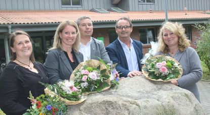 Abschied und Aufbruch bei der Kita Mäusehöhle. Die neue Leiterin Sarah Walker  (2.v.l.) und ihre Stellvertreterin Manuela Katt (l.), der erste Allgemeine Vertreter Bürgermeister Frank Schröder (Bildmitte), Joachim Schuch vom SOS-Kinderdorf (2.v.r. )und die scheidende Kita Leiterin Helga Ogiermann-Girke (r.) während der feierlichen Übergabe.  Foto: im