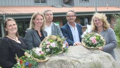 Abschied und Aufbruch bei der Kita Mäusehöhle. Die neue Leiterin Sarah Walker  (2.v.l.) und ihre Stellvertreterin Manuela Katt (l.), der erste Allgemeine Vertreter Bürgermeister Frank Schröder (Bildmitte), Joachim Schuch vom SOS-Kinderdorf (2.v.r. )und die scheidende Kita Leiterin Helga Ogiermann-Girke (r.) während der feierlichen Übergabe.  Foto: im