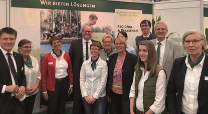 Geschäftsbereichsleiter Stefan Ortmann, Wilkommenslotsin Wiebke Damm, Beraterin Kirsten Karnatz (Fachgruppenleiterin 1), MdL Dr. Marco Mohrmann, Beraterin Frau Karina Dierks, Beraterin Antje Burfeind, Ministerin Barbara Otte-Kinast, Beraterin Isabelle Böhme (verdeckt), Pflanzenbauberater Holger Oest, Ausbildungsberaterin Hauswirtschaft Marisa Buck, Bezirksstellenleiter Karsten Lodders, Geschäftsführerin Projekt Gnarrenburger Moor Frau Dr. Heike Kruse-Dörgeloh (v.l.n.r).
 Foto: Landwirtschaftskammer Niedersachsen/Rudolf Fuchs