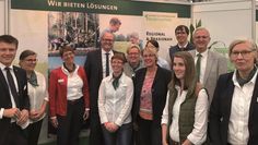Geschäftsbereichsleiter Stefan Ortmann, Wilkommenslotsin Wiebke Damm, Beraterin Kirsten Karnatz (Fachgruppenleiterin 1), MdL Dr. Marco Mohrmann, Beraterin Frau Karina Dierks, Beraterin Antje Burfeind, Ministerin Barbara Otte-Kinast, Beraterin Isabelle Böhme (verdeckt), Pflanzenbauberater Holger Oest, Ausbildungsberaterin Hauswirtschaft Marisa Buck, Bezirksstellenleiter Karsten Lodders, Geschäftsführerin Projekt Gnarrenburger Moor Frau Dr. Heike Kruse-Dörgeloh (v.l.n.r).
 Foto: Landwirtschaftskammer Niedersachsen/Rudolf Fuchs