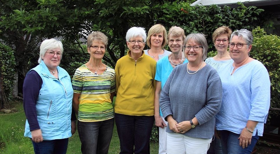 Gemeinsamkeit ist der neuen DRK-Ortsverein Vorsitzenden Heike Zychla-Schadeck (3.v.r.) wichtig. Hier zeigt sie sich mit dem Vorstand und aktiven ehrenamtlichen Blutspende-Helferinnen. 
 Foto: DRK-OV-Kutenholz