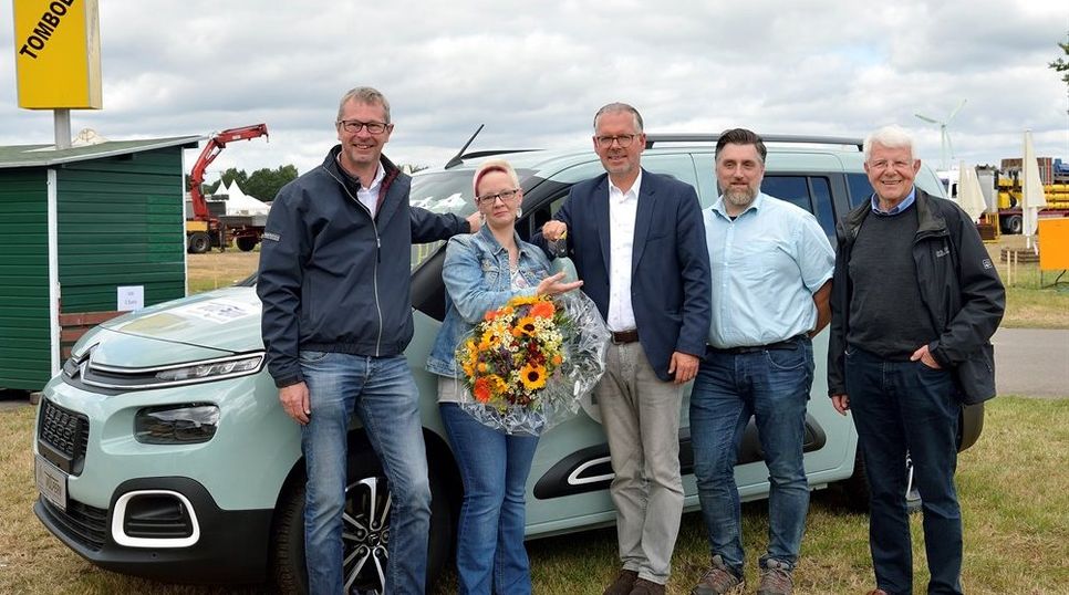 Freudestrahlend steht die Schiffdorferin neben dem Hauptgewinn der Tarmstedter Ausstellung. 
 Foto: eb