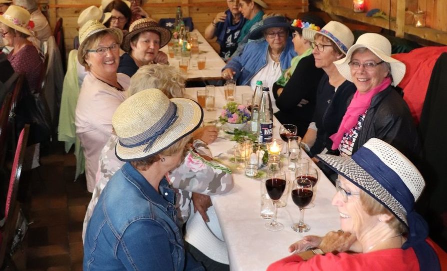 Hüte wohin man schaute, sommerliche Strohhüte dominierten, es gab aber auch andere Exemplare, die den jeweiligen Landfrauenkopf Schick verleitete. Foto: eb