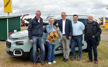 Die Schiffdorferin Tanja Schröder nahm freudestrahlend ihren neuen Citroen Berlingo entgegen. Foto: eb