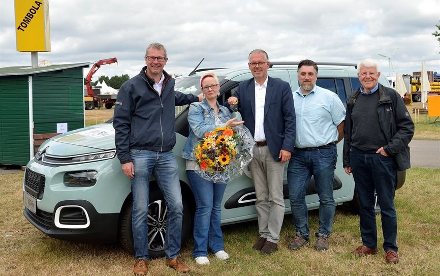 Die Schiffdorferin Tanja Schröder nahm freudestrahlend ihren neuen Citroen Berlingo entgegen.  Foto: eb