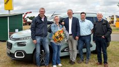 Die Schiffdorferin Tanja Schröder nahm freudestrahlend ihren neuen Citroen Berlingo entgegen.  Foto: eb