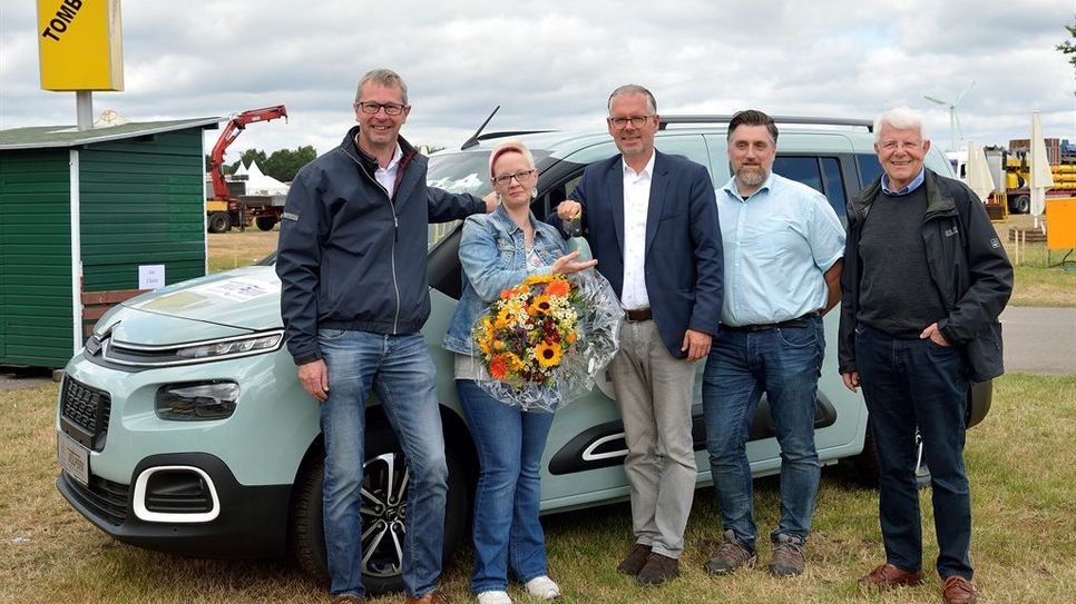 Die Schiffdorferin Tanja Schröder nahm freudestrahlend ihren neuen Citroen Berlingo entgegen.  Foto: eb