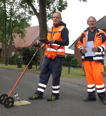 Sorgen für Sicherheit und Vertrauen: Nein, nicht Batman und Robin, sondern die Stadtwerke-Mitarbeiter Rainer Bellmann und Carsten Pieper.  Foto: eb