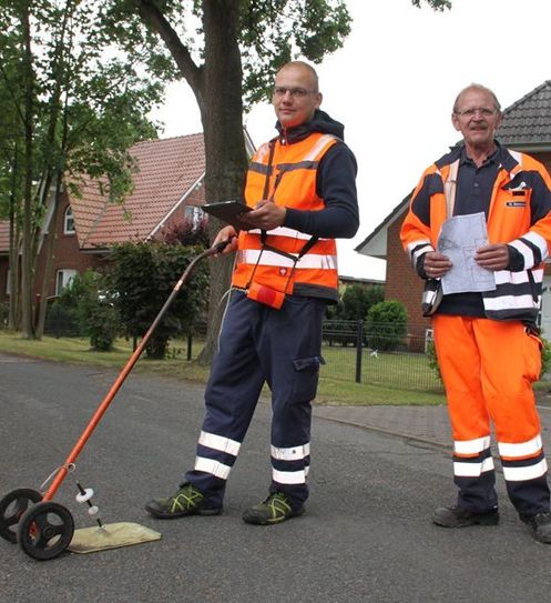 Sorgen für Sicherheit und Vertrauen: Nein, nicht Batman und Robin, sondern die Stadtwerke-Mitarbeiter Rainer Bellmann und Carsten Pieper.  Foto: eb