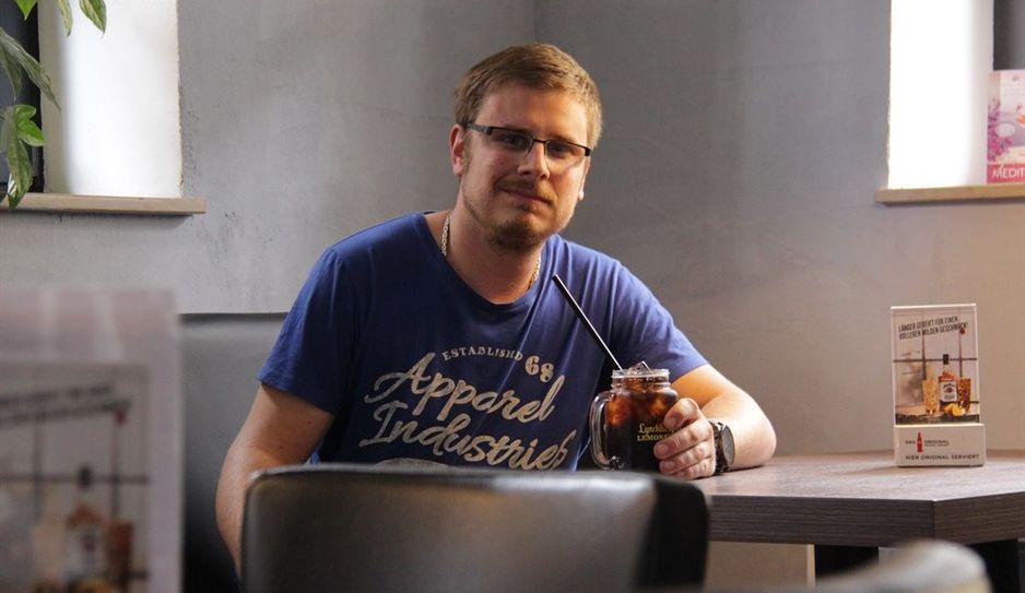Nick Glänz in der Black Door Cocktailbar &amp; Lounge, die am 25. Juli eröffnet. Der Inhaber erwartet gespannt seine Gäste. Foto: jm