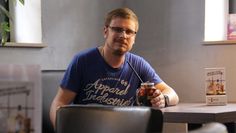 Nick Glänz in der Black Door Cocktailbar &amp; Lounge, die am 25. Juli eröffnet. Der Inhaber erwartet gespannt seine Gäste. Foto: jm