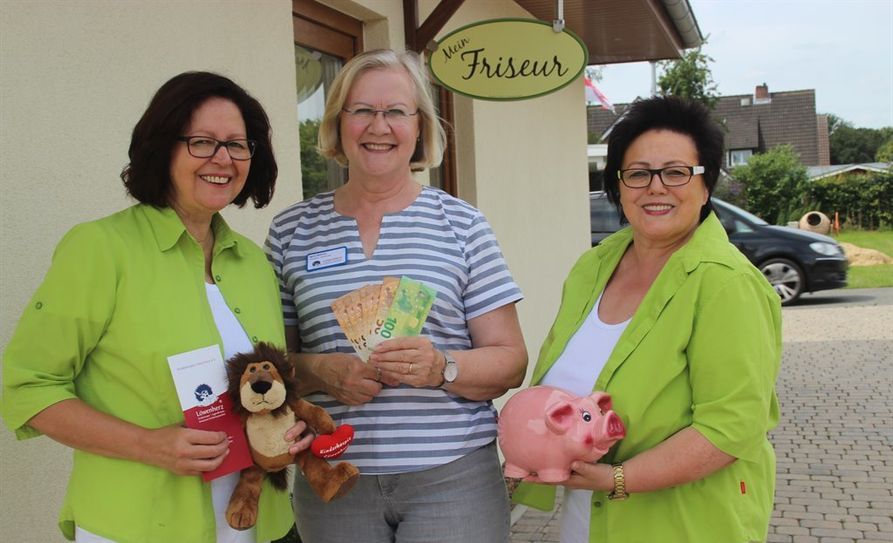Agnes Behrens vom Verein Kinderhospiz Löwenherz (Mitte) kam eigens aus Bremen nach Alfstedt gereist, um aus den Händen von Marita Thien (r.) und ihrer Mitarbeiterin Hella Roose eine Spende in Höhe von 500 Euro in Empfang zu nehmen.  Foto: im