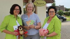 Agnes Behrens vom Verein Kinderhospiz Löwenherz (Mitte) kam eigens aus Bremen nach Alfstedt gereist, um aus den Händen von Marita Thien (r.) und ihrer Mitarbeiterin Hella Roose eine Spende in Höhe von 500 Euro in Empfang zu nehmen.  Foto: im